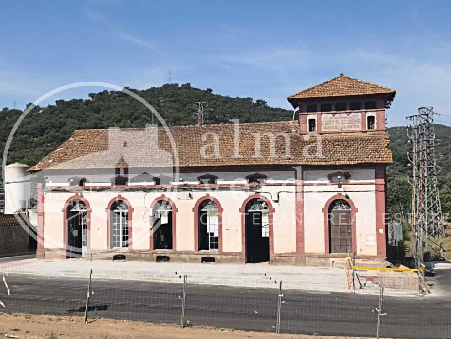 Casa céntrica de esquina frente a la estación - Image 2