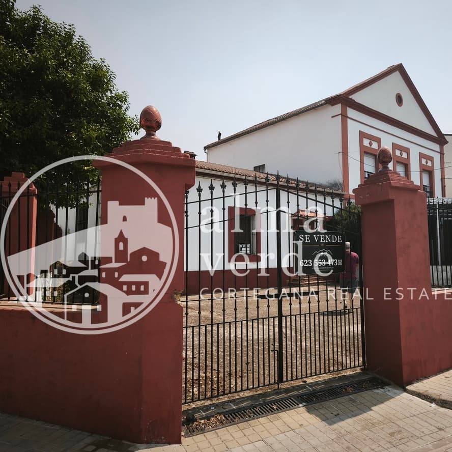 Casa céntrica de esquina frente a la estación - Proyecto de reforma iniciado