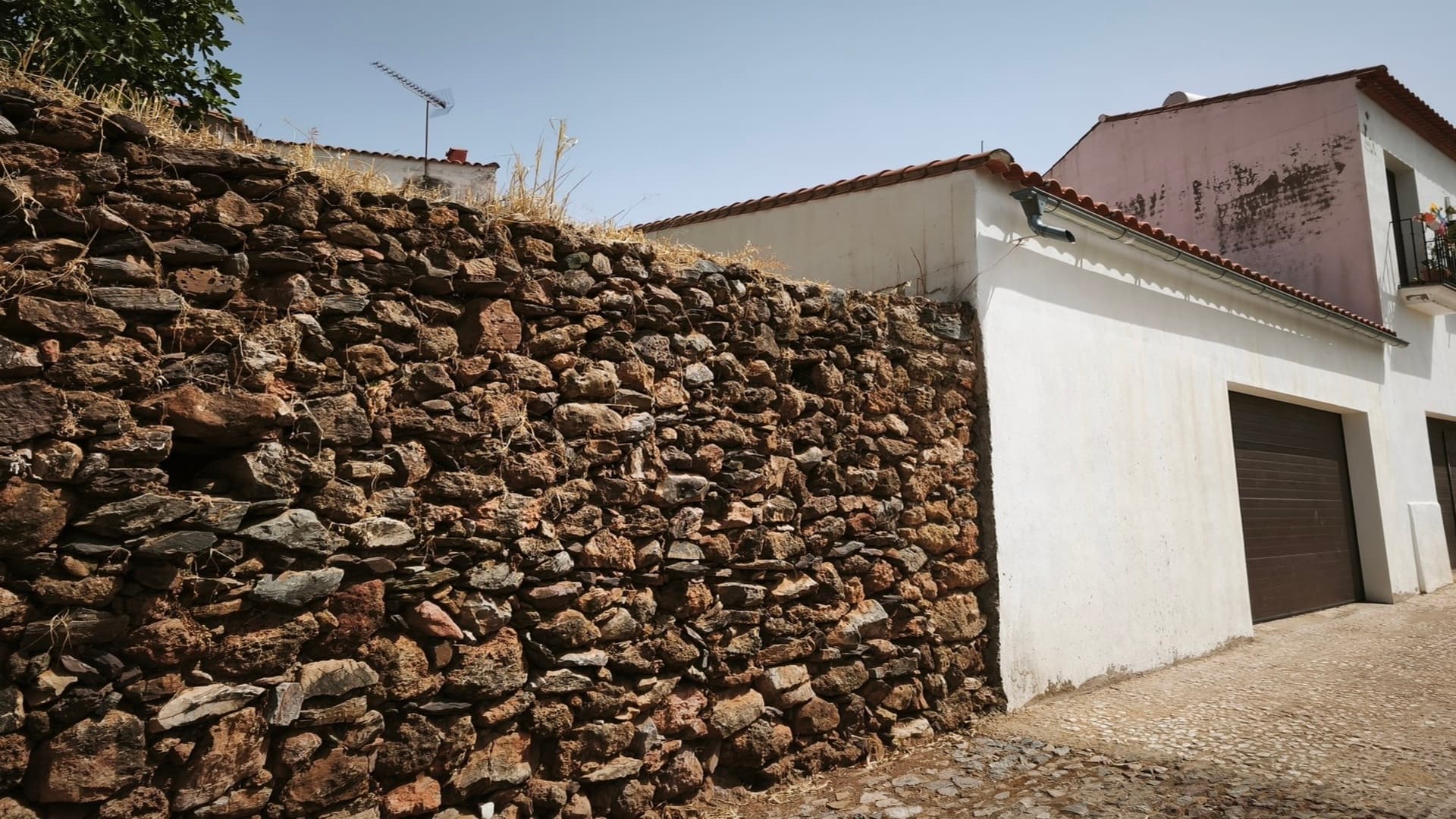 An Exceptional Architectural Weekend Retreat in the Heart of the Sierra de Aracena y Picos de Aroche Natural Park